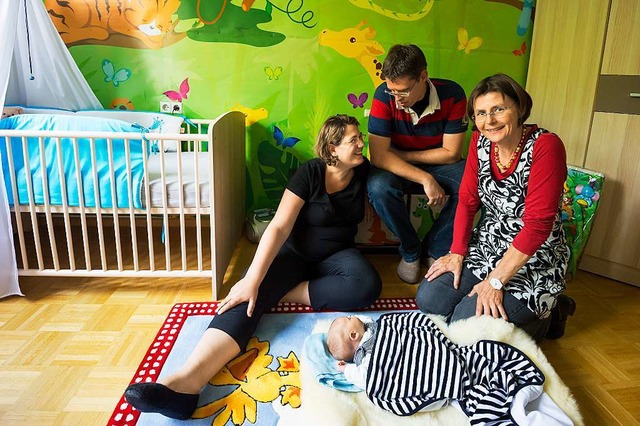 Katja Tammik (rechts) freut sich, wenn bei Hausbesuchen der Papa mit dabei ist.   | Foto: Daniel Schoenen