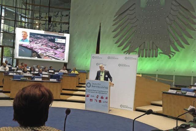 DSMler sprechen im alten Bundestag in Bonn