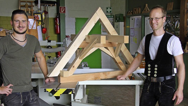 Lukas Ichterz (links) mit seinem Ausbi...ehrstck, dem Modell eines Dachstuhls.  | Foto: Meike Zorn