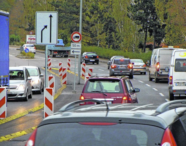 Erst nach der Ampel an der Zollkreuzun...es zweispurigen Abschnitts hinweisen.   | Foto: Gerard/Trenz