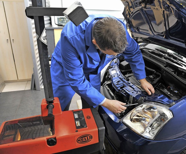 Prfender Blick: Autoscheinwerfer soll...ig in der Werkstatt berprft werden.   | Foto: ProMotor/Werner Popp