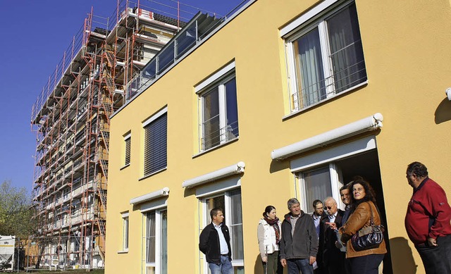 Blick auf die Baustelle: Bevor die Weh... der Brgerstiftung einen Besuch ab.    | Foto: Barbara Schmidt