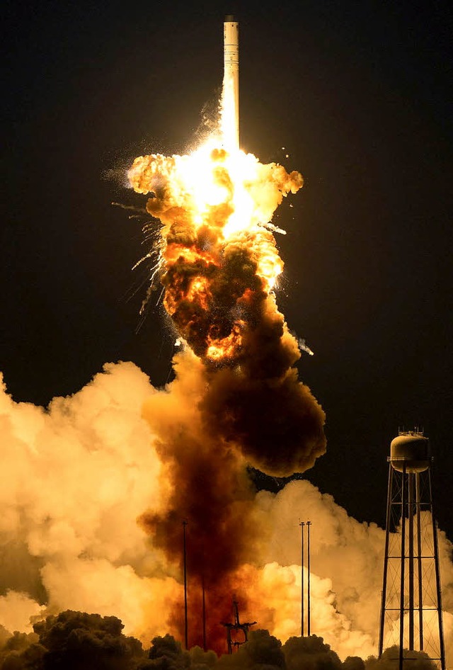 Die Trgerrakete Antares verwandelte s...rz nach dem Start in einen Feuerball.   | Foto: dpa
