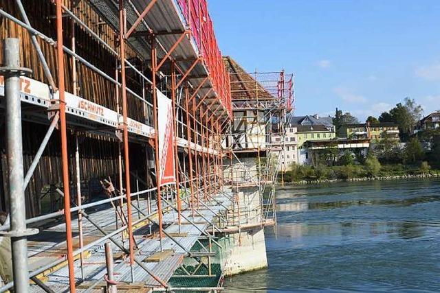 Sanierung der historischen Holzbrücke: Fachmänner an Stahlseilen
