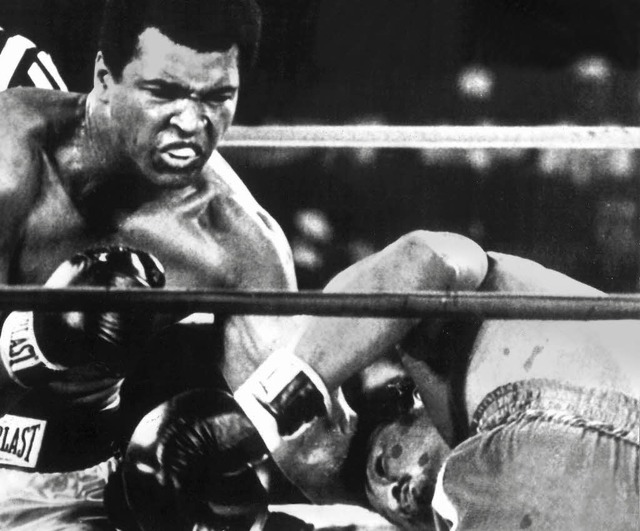 Knockout: Muhammad Ali (links) schlgt George Foreman zu Boden.  | Foto: dpa