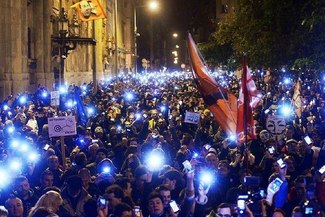 Zehntausende protestieren gegen Internet-Steuer in Ungarn