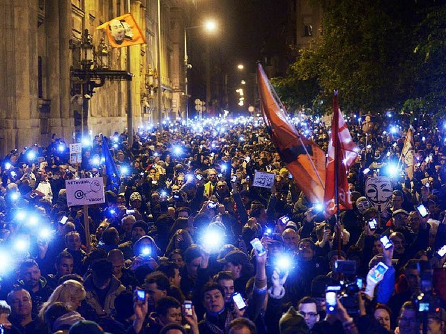 Demonstration in Budapest: Die leuchte...sind zum Symbol der Proteste geworden.  | Foto: dpa