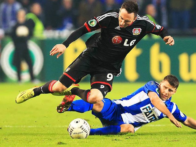Der Magdeburger Niklas Brandt (rechts) attackiert Leverkusens Josip Drmic.  | Foto: dpa