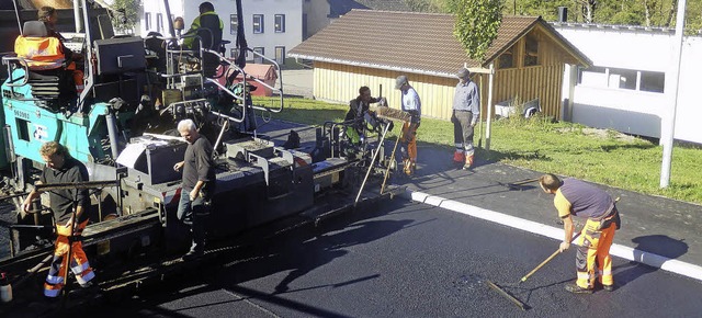 Feindeckeneinbau auf der B 315 in Lenzkirch  | Foto: Dennis Wipf