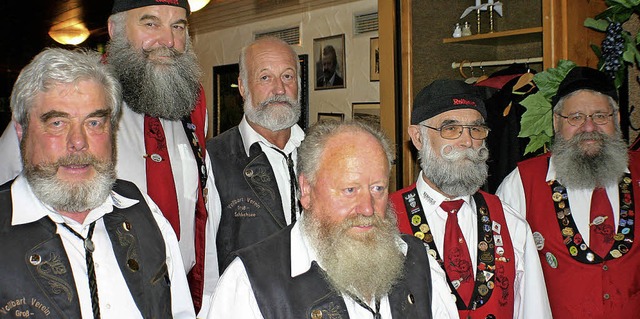 Fritz Booz (links) und seine Bartfreun...chaften der Barttrger in Schluchsee.   | Foto: Hans-Jochen Kpper