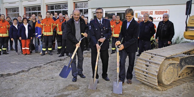 Mit dem  Spatenstich starteten  (von l...terung des Btzinger Feuerwehrhauses.   | Foto: manfred frietsch