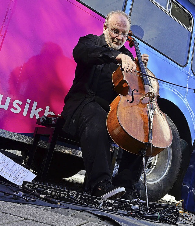 Neue Musik mit altem Cello: Scott Roll...r Werbetour des Netzwerks Neue Musik.   | Foto: Nikolaus Trenz