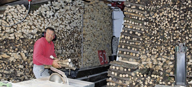Philipp Straub stapelt die runden Beng...itt des Holzstapels zu gewhrleisten.  | Foto: Christa Maier