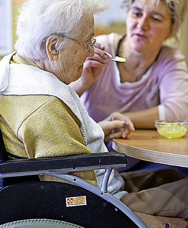 Dringend gesucht werden Altenpfleger.   | Foto: dpa