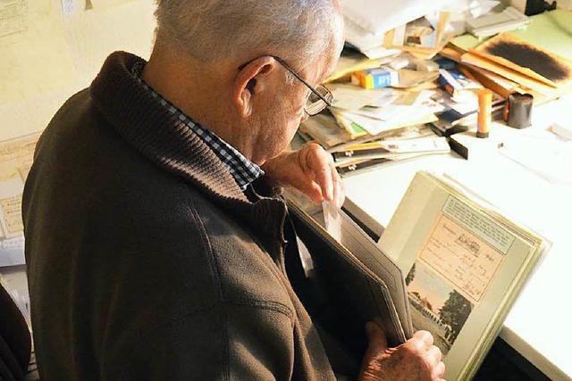 Ein Liebhaber prsentiert Briefmarken aus seiner umfangreichen Sammlung