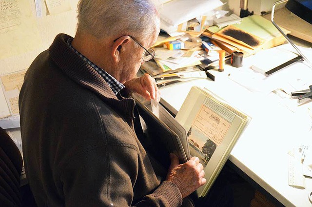 Der 90-Jhrige Heinz Jaeger blttert in seiner Sammlung.   | Foto: Dorothee Soboll