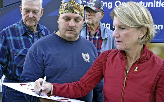 Shelley Moore Capito, die Senatskandid...nd ihr neuer Fan Phil Naegele (Mitte)   | Foto: Jens Schmitz