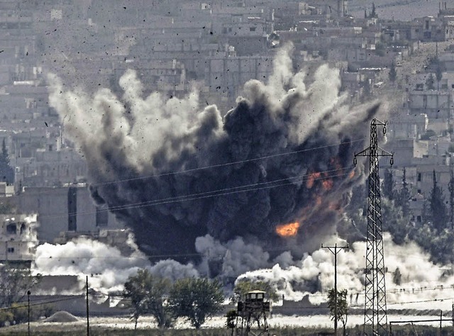 Von der trkischen Seite gut zu beobac...lge amerikanischer Bomben in Kobane.   | Foto: AFP