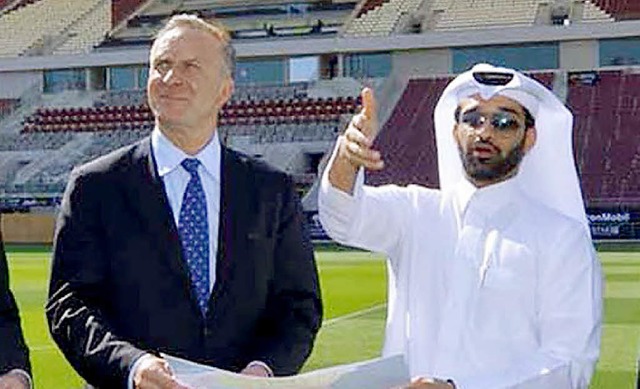 Karl-Heinz Rummenigge (links) bei eine...em Generalsetretr des WM-OK von Katar  | Foto: dpa