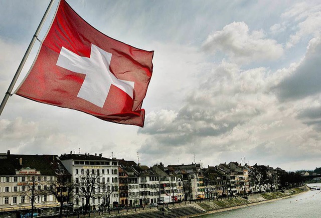 Viele Menschen in der Region leben in ... in der Schweiz. Etwa in Basel (Bild).  | Foto: dpa