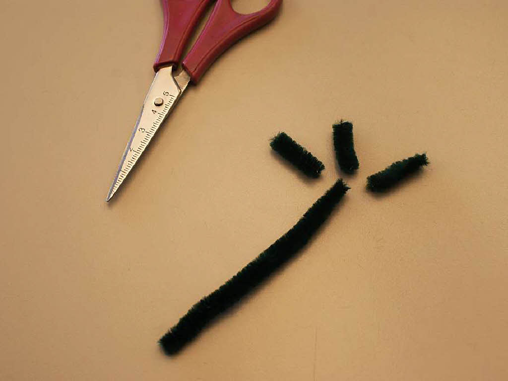 Fr die Finger braucht ihr jeweils drei kleine Stcke von dem Draht.