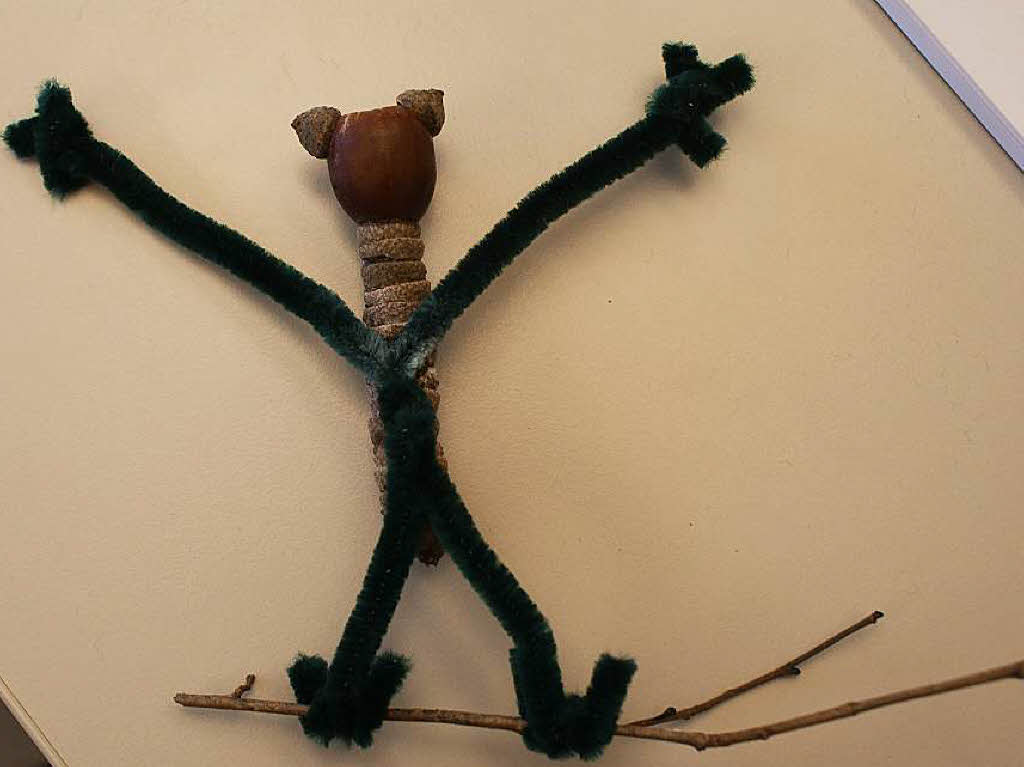 Die Beinchen mit dem Ast knnt ihr danach einfach an den Krper der Fledermaus hinten ankleben.