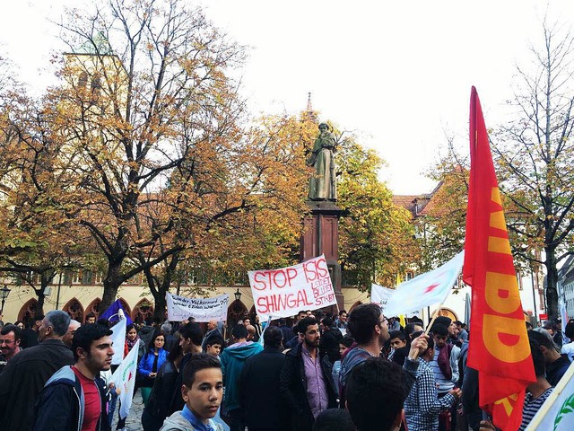 Demonstranten zeigen auf dem Freiburge...aritt mit den Kurden im Krisengebiet.  | Foto: sh