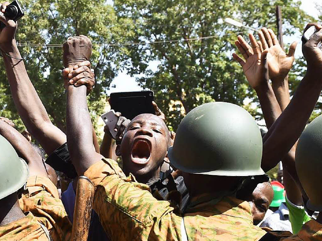 Burkina Faso Präsident tritt zurück Militärchef übernimmt Macht