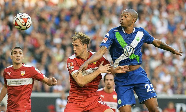 Wie Naldo im Kopfballduell setzte sich...burg am Ende gegen die Schwaben durch.  | Foto: AFP