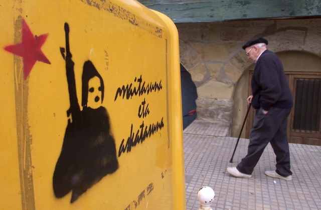 Ein alter Baske luft an einem ETA-Grafitto in der Nhe von San Sebastian vorbei  | Foto: CHRISTOPHE SIMON