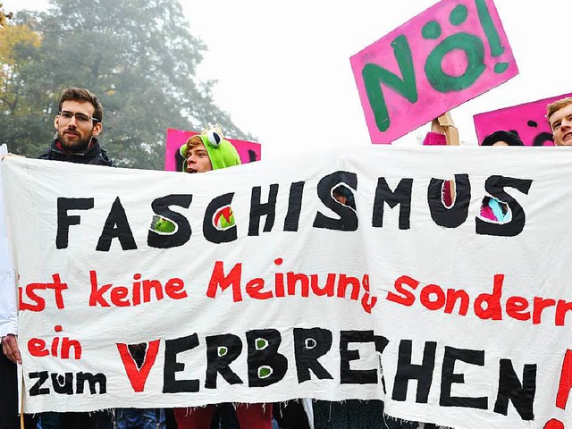 Gegendemonstration zum Bundesparteitag der NPD  | Foto: dpa