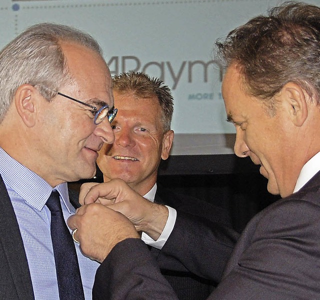 Klaus Keller (rechts), Prsident des C...hrer Jrgen Trefzer (im Hintergrund).  | Foto: Herbert Frey