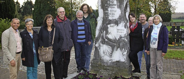 Die Galapagos-Besuchergruppe am  Ritter-Grabstein  auf dem Wollbacher Friedhof   | Foto: Walter Bronner