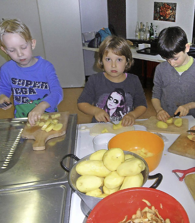 Mit groer Begeisterung bereiteten  am...r Sommerbergschule Kartoffelsuppe zu.   | Foto: JOSEF FALLER