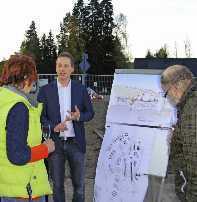 Dirk Fischer (Mitte) erluterte beim S...s Vorhaben auf dem Ignaz-Gfell-Platz.   | Foto: Tina Httich