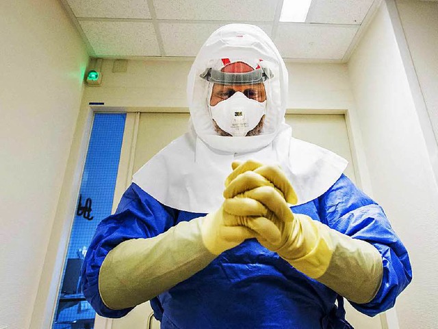 Bei der Behandlung von Ebola-Patienten...n beachten und  Schutzkleidung tragen.  | Foto: dpa