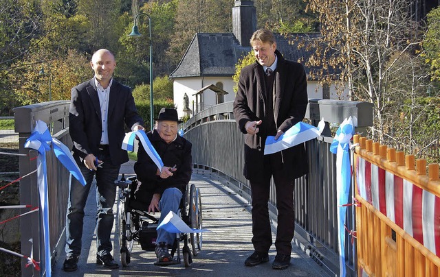 Architekt Hans-Jrg Meier, Eduard Endr...utzte berweg ist jetzt barrierefrei.   | Foto: Claudia Renk