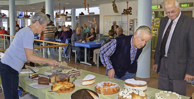 Die Auswahl an der Kuchentheke fiel se...amen Stunden im Brgerheim gestiftet.   | Foto: Danielle Hirschberger