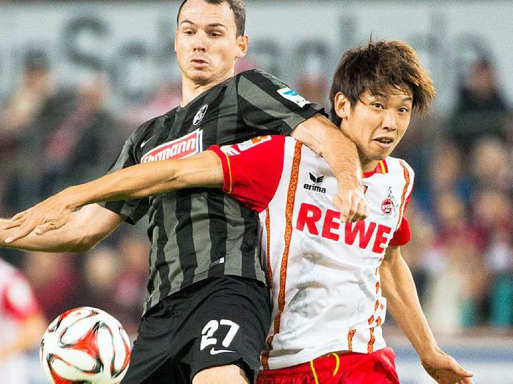 Die Partie war von Kampf geprgt: Hier streiten sich Hfler und Osako um den Ball.