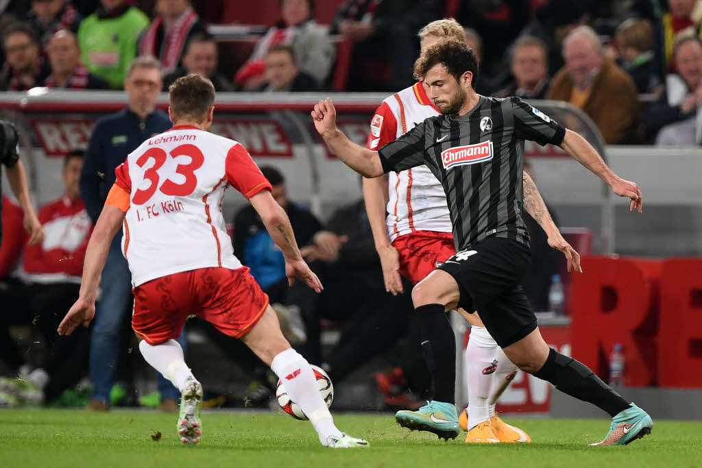 Admir Mehmedi im Zweikampf mit Klns Kapitn Matthias Lehmann.