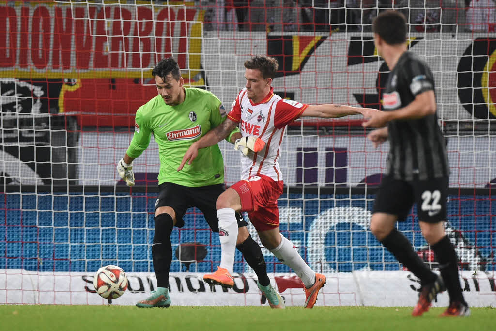 Freiburgs Keeper Roman Brki gegen Simon Zoller – fr Brki war es ein weitgehend ruhiges Spiel.