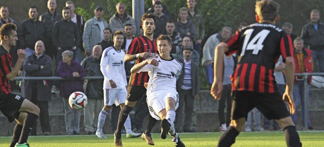 Laufenburgs Christoph Mathis (Mitte) n...anzaro (FSV Rheinfelden) gespannt zu.   | Foto: Benedikt Hecht