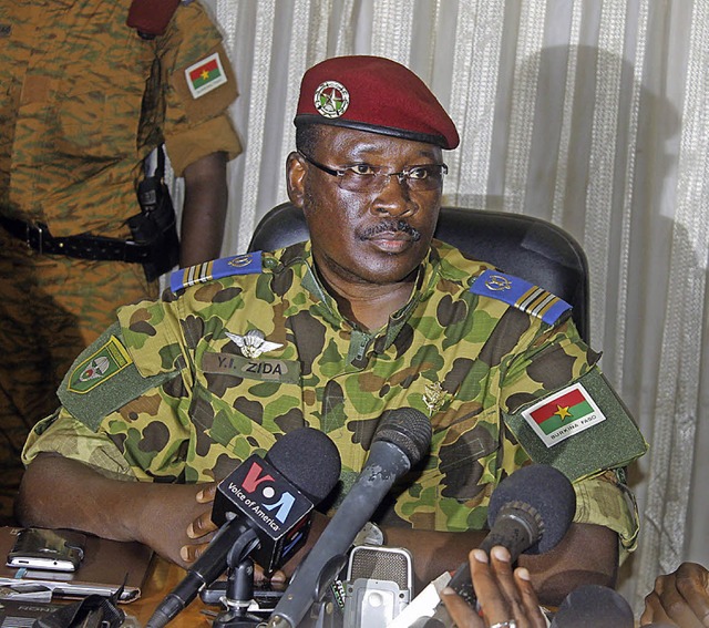 Erklrte sich zum bergangsstaatschef von  Burkina Faso : General Isaac Zida   | Foto: DPA