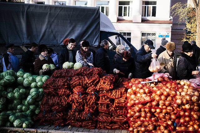 Erst kommt die Wahl, dann das  Essen: ...u besonders niedrigen Preisen kaufen.   | Foto: AFP