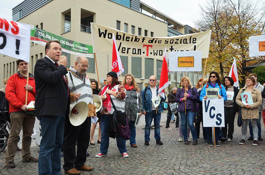 Offenburgs Finanzbrgermeister Hans-Peter Kopp erklrt die Solidaritt der Stadt mit den Demonstranten.