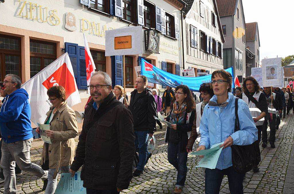 Mitarbeiter des Vivento Customer Service protestieren in Offenburg gegen die Standortschlieung.