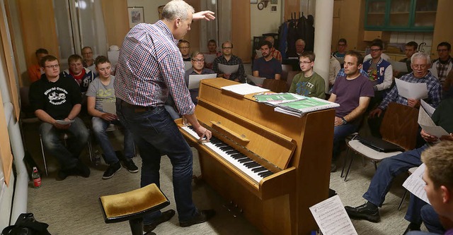 Udo Wendle probt mit seinem Chor fr den Konzertabend.   | Foto: christoph breithaupt