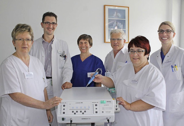 Das Ultraschallgert zur Wundbehandlun...r und  Sonja Martenstein (von links).   | Foto: Landratsamt