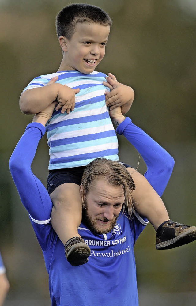 &#8222;Der Philipp gehrt zum Team daz...aunte Teammitglied auf die Schultern.   | Foto: Patrick Seeger