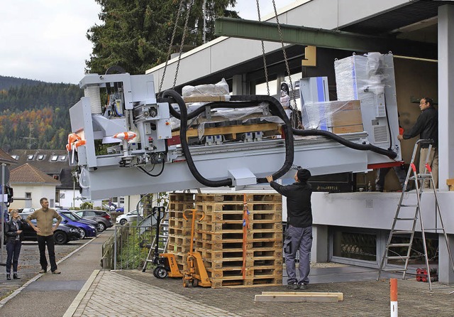 Schulleiterin Claudia Stehle (links) u...Hans-Thoma-Schule   verfrachtet wird.   | Foto: Brichta